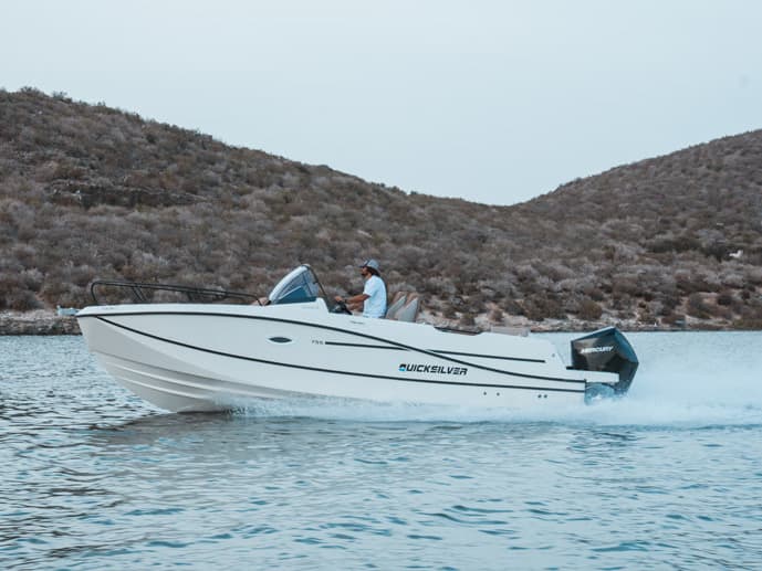 Quicksilver Active 755 sundeck