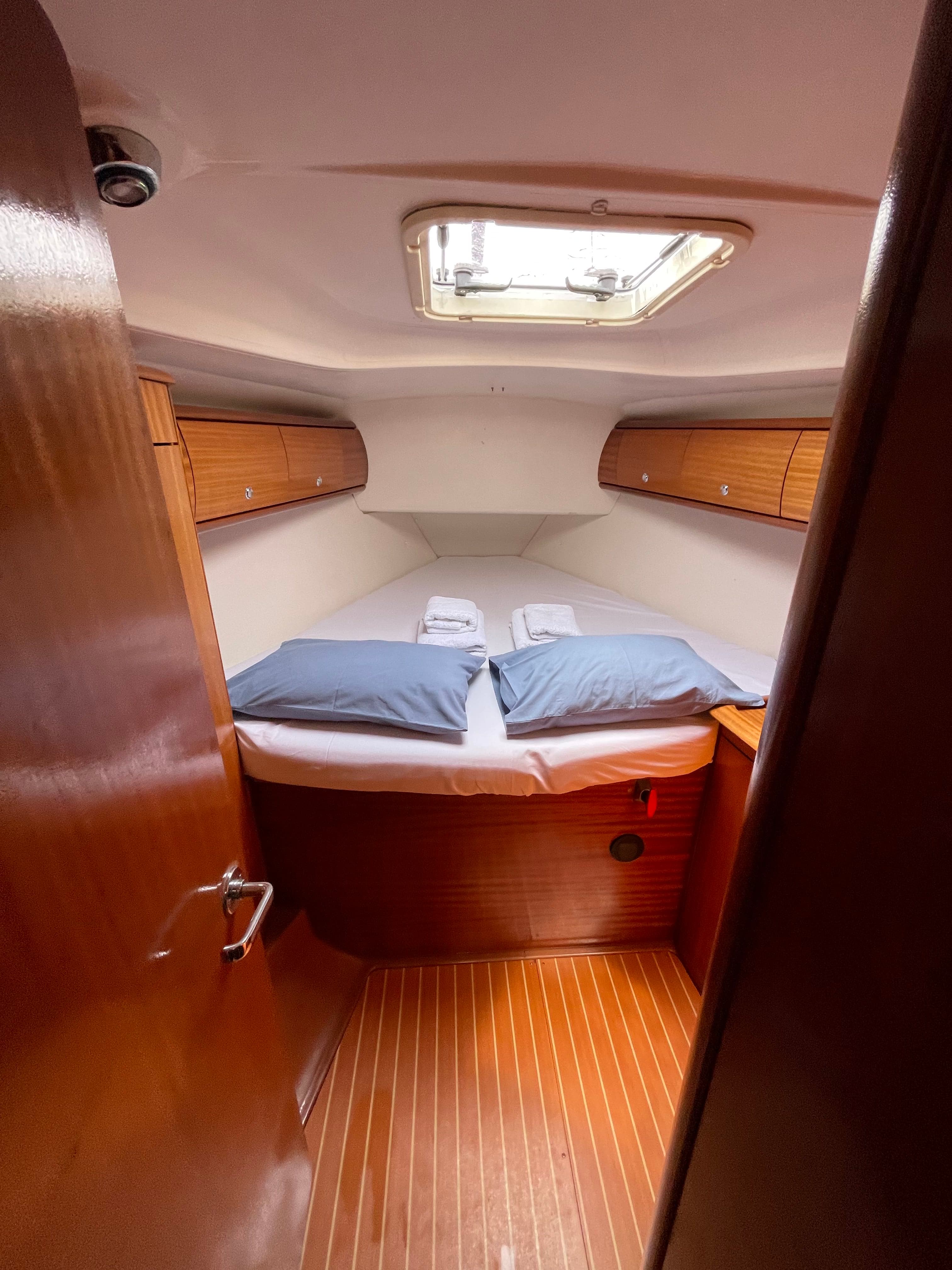 Danai (with Bowthruster ,Solar Panels, New Sails)